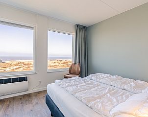 Schlafzimmer mit Meerblick in Appartement Juliana 150 Sea View, De Koog Texel, fr einen entspannten Aufenthalt.
