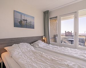 Zweites Schlafzimmer im Appartement Juliana 150 Zeezicht, De Koog Texel, mit Zugang zum Balkon und Aussicht.