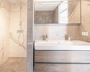 Luxurises Badezimmer im Appartement Juliana 150 Zeezicht, De Koog Texel, mit modernen Annehmlichkeiten.