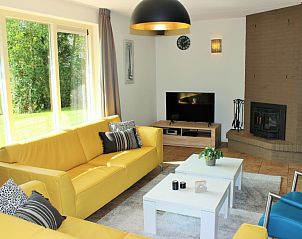 Gemtliches Wohnzimmer im reetgedeckten 6-Personen-Ferienhaus Eldorado Texel, De Koog, mit Kamin und bequemen Sofas.