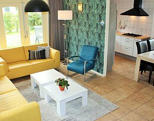 Modernes Wohnzimmer und Kche in 6p.reetgedecktem Ferienhaus Eldorado Texel, De Koog, mit viel Licht.