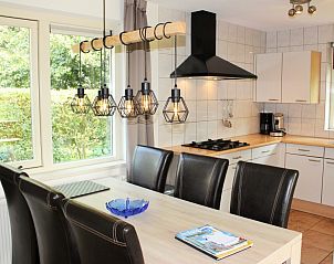 Essecke und Kche im reetgedeckten 6-Personen-Ferienhaus Eldorado Texel, De Koog, mit stilvoller Beleuchtung.