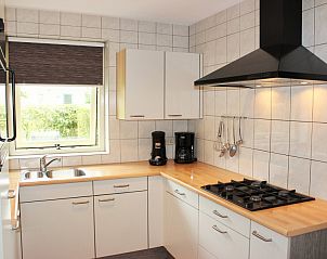 Voll ausgestattete Kche in 6p.reetgedecktem Ferienhaus Eldorado Texel, De Koog, mit modernen Gerten.