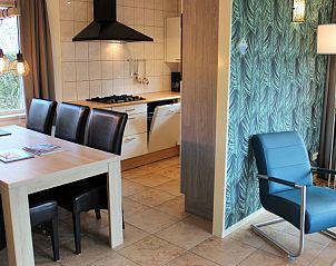 Esszimmer und Kche im reetgedeckten 6-Personen-Ferienhaus Eldorado Texel, De Koog, mit stilvollem Mobiliar.