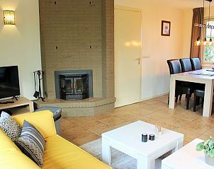 Wohnzimmer mit Kamin in 6p.reetgedecktem Ferienhaus Eldorado Texel, De Koog, ideal zum Entspannen.