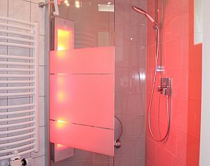 Stilvolle Dusche im reetgedeckten 6-Personen-Ferienhaus Eldorado Texel, De Koog, mit moderner Beleuchtung.