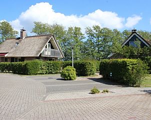 Eingang zum 6p.reetgedeckten Ferienhaus Eldorado Texel, De Koog, mit umliegenden grnen Hecken.