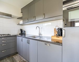 Fully equipped kitchen in Holiday home Honeysuckle 67 De Koog Texel with modern appliances and sleek finish on the Wadden Islands.