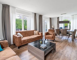 Bright living room in Holiday home Honeysuckle 49, De Koog, Texel, overlooking the garden.