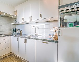 Fully equipped kitchen in Holiday home Kamperfoelie 49, De Koog, Texel, with modern appliances.