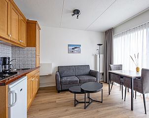 Gemtliches Wohnzimmer in Zwei Personen Wohnung klein - Erdgeschoss, De Koog, Texel mit moderner Einrichtung und viel Tageslicht.