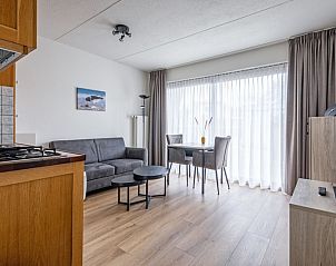 Helles Wohnzimmer mit Essbereich in Zwei Personen Wohnung klein - Erdgeschoss, De Koog, Texel, ideal fr einen entspannenden Aufenthalt.