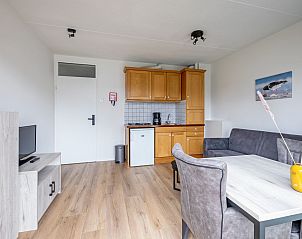 Offene Kche und gemtliche Sitzecke in Zwei Personen Wohnung klein - Erdgeschoss, De Koog, Texel, ideal fr einen erholsamen Urlaub.