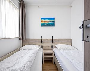 Rustikales Schlafzimmer mit zwei Betten in Zwei Personen Wohnung klein - Erdgeschoss, De Koog, Texel, bietet Komfort und Ruhe.