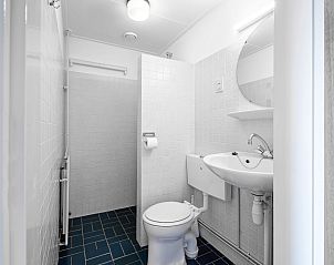 Modernes Badezimmer mit Dusche in Zwei Personen Wohnung klein - Erdgeschoss, De Koog, Texel, bietet Funktionalitt und Stil.