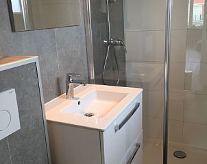 Modern bathroom with shower in Chalet Bregkoog 224, De Koog, Texel, for ultimate comfort.