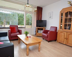 Gerumiges Wohnzimmer der Ferienwohnung Kerckeland 110 in De Koog Texel mit Blick auf die Natur.