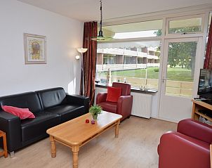 Gemtliche Sitzecke im Appartement Kerckeland 110, De Koog Texel, mit viel Tageslicht.