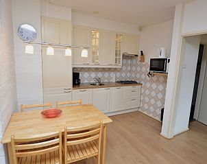 Stilvolle Kche und Essbereich im Appartement Kerckeland 110, De Koog Texel, mit Holzmbeln.