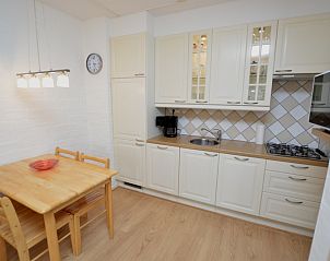 Kompakte, aber vollstndige Kche im Appartement Kerckeland 110, De Koog Texel, mit Esstisch.