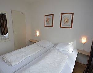 Helles Schlafzimmer des Appartements Kerckeland 110 in De Koog Texel, mit Doppelbett.