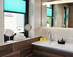 Modern bathroom with double sink in 6 Pers.Landhuis de Luxe Eldorado Texel, De Koog.
