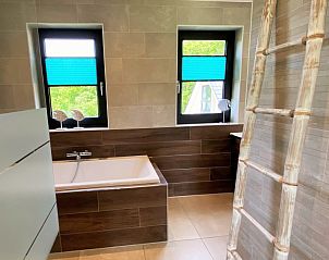 Luxury bathroom with bath in 6 Pers.Landhuis de Luxe Eldorado Texel, De Koog.