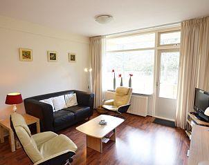 Spacious sitting area in Apartment Kerckeland 24, De Koog, Texel with large windows and lots of natural light.