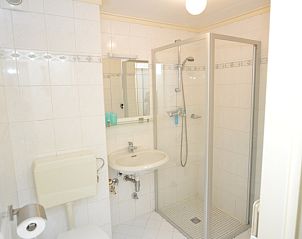 Stylish bathroom in Apartment Kerckeland 24, De Koog, Texel with shower cabin and modern amenities.