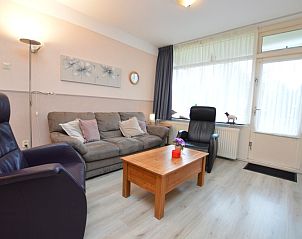 Bright living room of Apartment Kerckeland 70, vacation accommodation in De Koog, Texel with large windows.