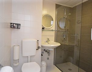 Modern bathroom with shower in Apartment Kerckeland 70, vacation accommodation in De Koog, Texel.