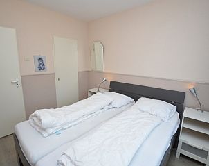 Bedroom with double bed in Apartment Kerckeland 70, vacation accommodation in De Koog, Texel.