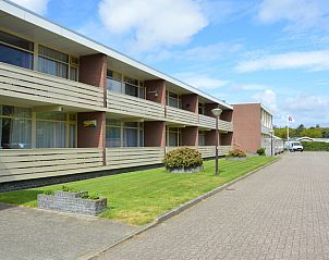 Exterior of Apartment Kerckeland 70, vacation accommodation in De Koog, Texel with green surroundings.