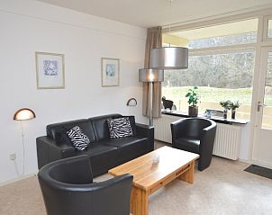 Stilvolle Sitzecke im Appartement Kerckeland 28, De Koog, Texel mit Blick auf die grne Umgebung.