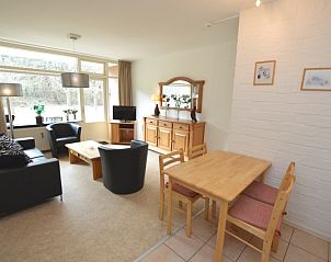 Wohn- und Esszimmer im Appartement Kerckeland 28, De Koog, Texel mit gemtlicher Einrichtung und viel Licht.