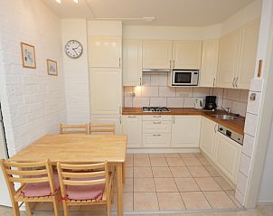 Voll ausgestattete Kche im Apartment Kerckeland 28, De Koog, Texel mit Holzarbeitsplatte und modernen Annehmlichkeiten.