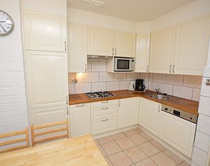 Gerumige Kche und Essbereich im Appartement Kerckeland 28, De Koog, Texel mit hellen Farben und praktischer Aufteilung.