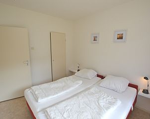 Schlafzimmer im Appartement Kerckeland 28, De Koog, Texel mit einfachem Design und weichen Betten.