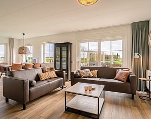 Moderne Sitzecke im Ferienhaus Cottage in De Koog, Texel, Wadden Islands mit Blick auf den Garten.