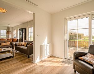 Heller Innenraum mit Zugang zur Terrasse in Cottage in De Koog, Texel Ferienhaus.