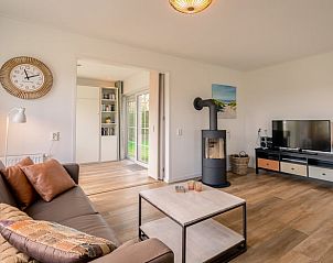Gemtliches Wohnzimmer mit TV und Kamin im Ferienhaus in De Koog, Texel, Waddeninseln.