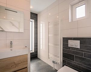 Stilvolles Badezimmer mit modernen Annehmlichkeiten in Cottage in De Koog, Ferienhaus auf Texel.