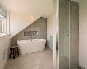 Luxurises Badezimmer mit Badewanne und Dusche in Cottage in De Koog, Texel Ferienhaus, Wadden Islands.