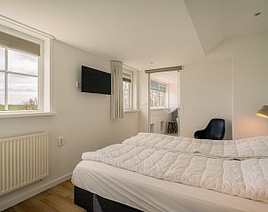 Schlafzimmer mit Doppelbett und Tageslicht in Cottage in De Koog, Texel Ferienhaus.