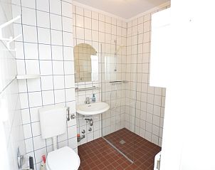 Fresh bathroom with shower in Apartment Kerckeland 80, De Koog, Texel, Wadden Islands, ideal for comfort.