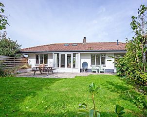 Gerumiger Garten von Het Paviljoen, Ferienhaus in De Koog, Texel, mit Terrasse und Picknicktisch.