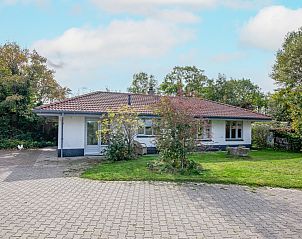 Vorderansicht von Het Paviljoen, Ferienhaus in De Koog, Texel, mit grner Umgebung und gerumiger Auffahrt.