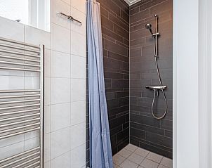 Modernes Badezimmer in Het Paviljoen, Ferienhaus in De Koog, Texel mit stilvoller Dusche.