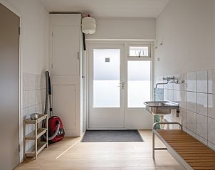 Praktischer Hauswirtschaftsraum in Het Paviljoen, Ferienhaus in De Koog, Texel mit Zugang zum Freien.