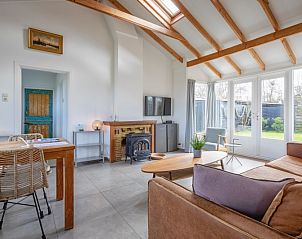 Helles Wohnzimmer in Het Paviljoen, Ferienhaus in De Koog, Texel mit Blick auf den Garten.